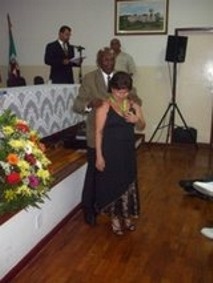 ajustando medalha