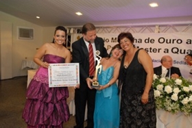recebendo prêmio