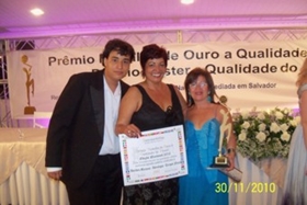 recebendo prêmio