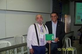 Paulon recebendo placa