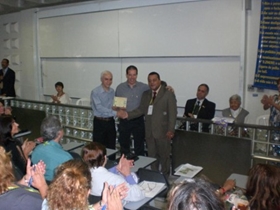 recebendo a placa