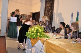 recebendo o troféu