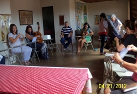 grupo animado em uma roda de violão