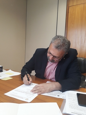 João Campos assinando